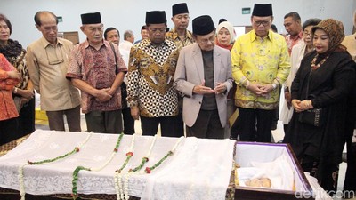 Habibie dan Menteri PPA Lepas Jenazah Sri Redjeki