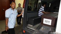 Jenazah Saroh Binti Usih dimasukkan ke ambulans untuk dibawa pihak keluarga.