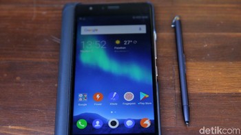 Infinix Note 4 Pro memiliki bentang layar 5,7 inch resolusi full HD (1.920 x 1.080 pixel). Infinix membalut ponsel ini dengan material metal. (Foto: detikINET/Agung Prambudhy)