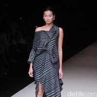 Koleksi terbaru dari Lulu Lutfi Labibi tetap bermain dengan lurik yang bertajuk Duka Luruh di Jakarta Fashion Week 2018, Senayan City, Jakarta, Selasa (24/10/2017). Foto: Mohammad Abduh/Wolipop