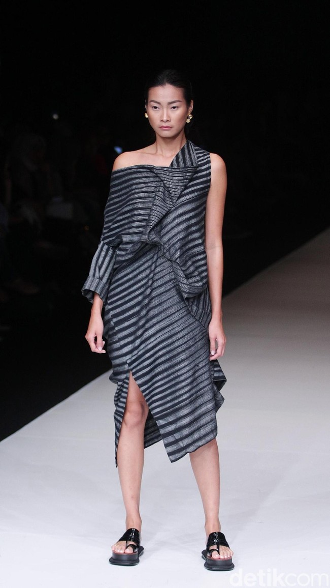 Koleksi terbaru dari Lulu Lutfi Labibi tetap bermain dengan lurik yang bertajuk Duka Luruh di Jakarta Fashion Week 2018, Senayan City, Jakarta, Selasa (24/10/2017). Foto: Mohammad Abduh/Wolipop