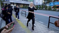 Masih musim gugur, dengan cuaca cerah dan suhu 15 sampai 18 derajat celcius membuat lalu lalang pejalan kaki amat ramai.