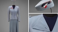 Pada tahun 1944 desainer Hollywood, Howard Greer, mendesain seragam untuk pramugari maskapai TWA. Seperti ini bentuknya (SFO Museum)
