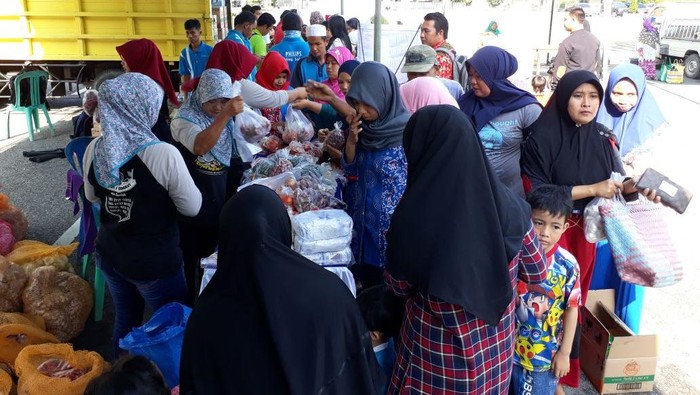 Ribuan Warga Padati Pasar Murah Pangkalpinang