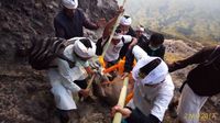 Warga saat menaiki puncak kawah Gunung Agung