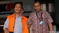 Arief keluar dari KPK, Jalan Kuningan Persada, Jakarta Selatan sekitar pukul 16.56 WIB.