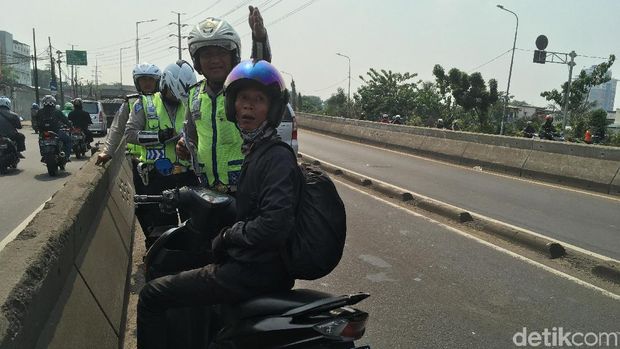 Pemotor banyak yang tidak sadar jika ada rambu larangan melintas di flyover Pesing