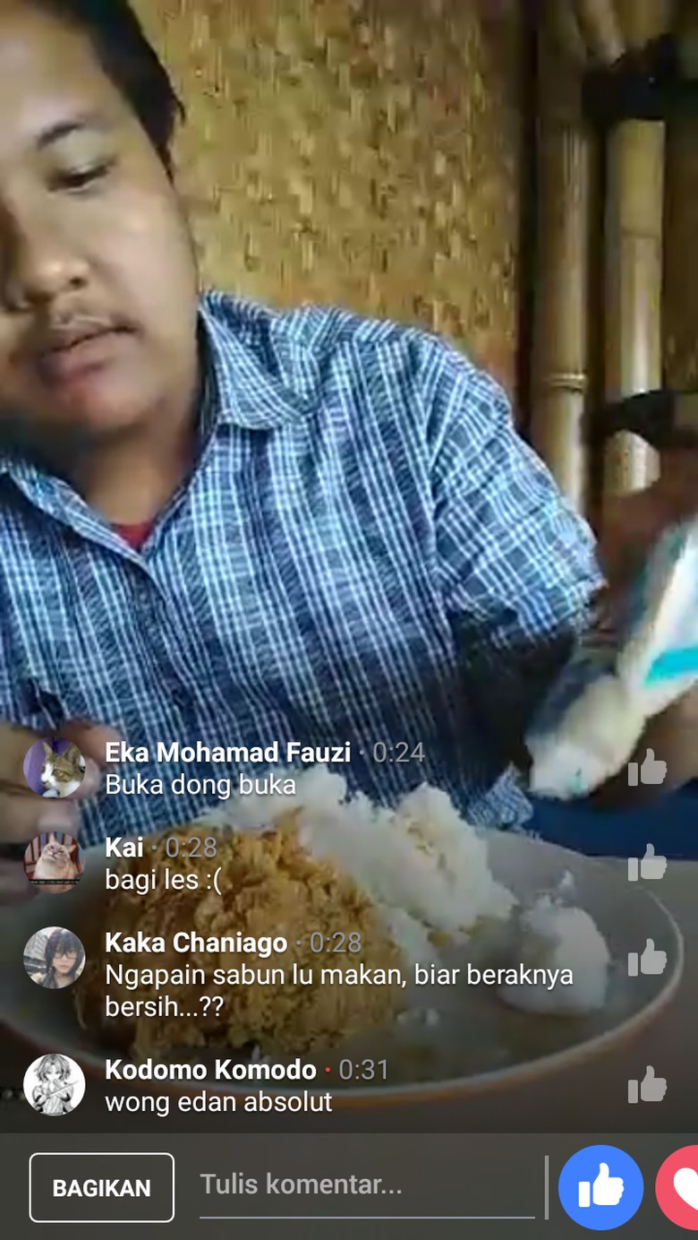 Heboh Pria Jaman Now Makan Ayam Campur Sabun Colek Sambil 