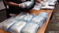 Barang haram itu disimpan ke dalam bungkus plastik.
