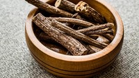 Studi menunjukkan bahwa orang dengan masalah kolesterol berhasil mengurangi LDL, atau kolesterol jahatnya, setelah mengambil ekstrak akar licorice hanya dalam waktu satu bulan. Licorice ternyata membantu tubuh mengatur hormon stres, yakni kortisol. Selain mengurangi stres dari kelenjar adrenal, nutrisi ini pun dapat meningkatkan efisiensi latihan Anda. Foto : Thinkstock