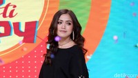 Jedar tampil menawan dengan atasan hitam oversize dan legging emas.