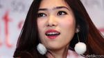 Pakai Anting Bulu, Isyana Cute Banget Sih!