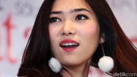 Isyana terlihat begitu menggemaskan dengan anting bulu-bulu. Pool/Ismail/detikFoto.