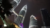 Foto: Selain itu, itu memang belum sah rasanya datang ke Kuala Lumpur kalau belum melihat Petronas. Traveler bisa pula mendatangi berbagai objek wisata dengan salah satunya lagi yakni The Twin Tower yang sempat menjadi gedung tertinggi di dunia tahun 1998-2004 dengan tinggi 452 meter itu (Masaul/detikTravel)