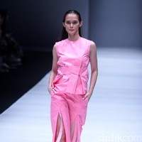 Koleksi terbaru Danjyo Hiyoji, mengusung tema Fashion Fusion dengan menghadirkan koleksi Arc di Jakarta Fashion Week 2018, Senayan City, Jakarta, Selasa (24/10/2017). Foto: Mohamamd Abduh/Wolipop