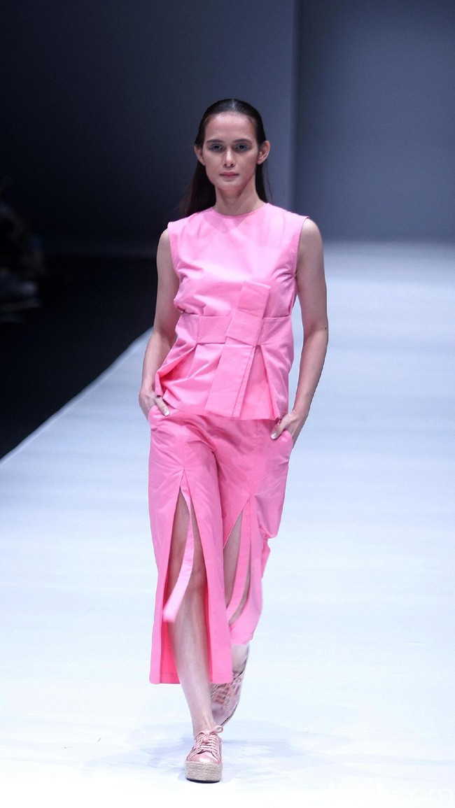 Koleksi terbaru Danjyo Hiyoji, mengusung tema Fashion Fusion dengan menghadirkan koleksi Arc di Jakarta Fashion Week 2018, Senayan City, Jakarta, Selasa (24/10/2017). Foto: Mohamamd Abduh/Wolipop