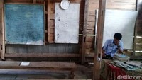 Dengan modal satu bangunan tanpa dinding pembatas kelas, pihak yayasan Al Khairat menyiasati dengan membagi waktu belajar tiap siswa dan dibedakan dengan papan tulis dan meja belajarnya. Siswa SD Al Khairat harus duduk bersila dan menggunakan meja tulis tripleks.