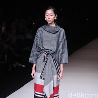 Koleksi terbaru dari Lulu Lutfi Labibi tetap bermain dengan lurik yang bertajuk Duka Luruh di Jakarta Fashion Week 2018, Senayan City, Jakarta, Selasa (24/10/2017). Foto: Mohammad Abduh/Wolipop
