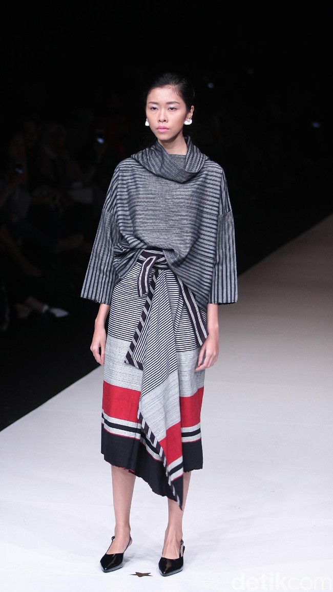 Koleksi terbaru dari Lulu Lutfi Labibi tetap bermain dengan lurik yang bertajuk Duka Luruh di Jakarta Fashion Week 2018, Senayan City, Jakarta, Selasa (24/10/2017). Foto: Mohammad Abduh/Wolipop