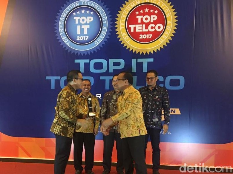 Bupati Banyuwangi Raih Penghargaan TOP IT dan Telco 2017 Bupati Banyuwangi Raih Penghargaan TOP IT dan Telco 2017
