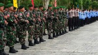 Dua prajurit TNI Angkatan Darat (AD) ditahan Polisi Diraja Malaysia. Mereka diamankan karena memasuki wilayah Malaysia saat melakukan pengendapan di perbatasan. Kedua prajurit TNI AD yang ditahan itu adalah Kopral Dua M Rizal dan Prajurit Kepala Subur Arianto. Mereka adalah anggota Satuan Tugas Pengamanan Perbatasan (Satgas Pamtas) Yonif 642/Kapuas. (Foto: Ilustrasi TNI di perbatasan/Pool)