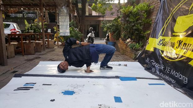 Arif Lihai Breakdance dengan Kaki Satu/