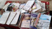 Buku-buku pelajaran yang sudah lusuh.
