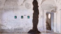 Setiap sudut bangunan museum berisi kotoran sapi yang diletakkan di berbagai wadah. Ada pula hiasan dinding yang dibuat dari tahi sapi. Selain tahi sapi, ada pula artefak yang berkaitan dengan kotoran dari seluruh dunia (theshitmuseum/Intagram)