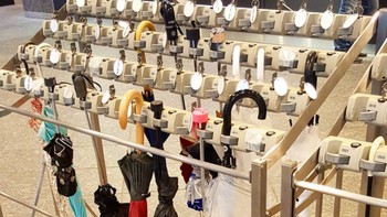 Tak perlu takut kehilangan payung, karena ada kuncinya untuk yang menyimpan disini. (Foto: Brightside)