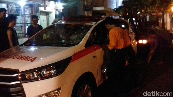 Pengemudi Diduga Mabuk, Tabrak Ambulans Bawa Bayi Hingga Terguling