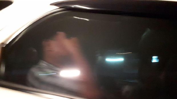 Satu orang yang diduga pegawai imigrasi dibawa polisi