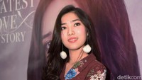 Penyanyi berusia 24 tahun itu tampak mengenakan atasan blouse bermotif floral warna merah. Pool/Noel/detikFoto.