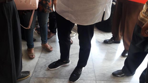 Tiba di Balai Kota, Sandi Kembali Kenakan Sepatu Kets Andalan
