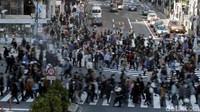 Begini penampakan ratusan orang pejalan kaki di persimpangan Shibuya, Tokyo, Jepang.