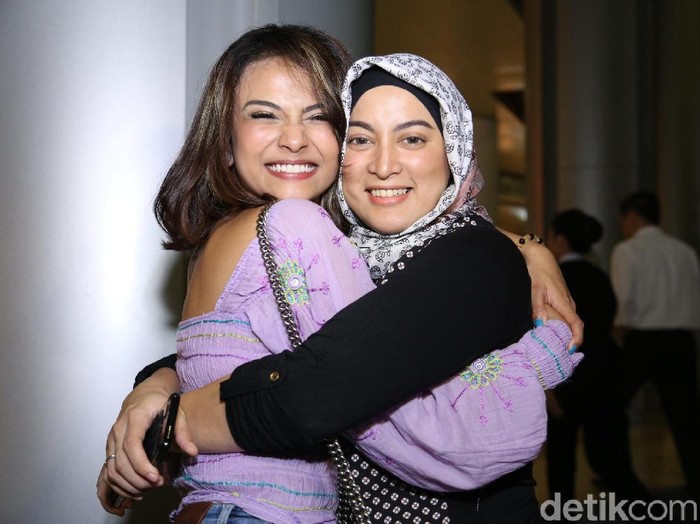Vanessa Angel dan Jane Shalimar Pelukan hangat Jane Shalimar dan Vanessa Angel