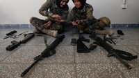 Foto: Laki-laki dan perempuan latihan secara terpisah di pangkalan, pinggiran ibukota.  (Mohammad Ismail/ Reuters)