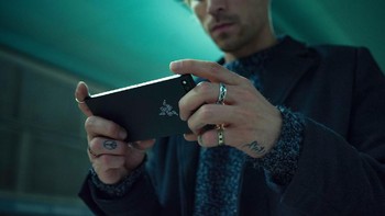Razer Phone adalah ponsel dengan layar 5,7 inch 1440p yang punya fitur unik. Foto: Dok. Razer