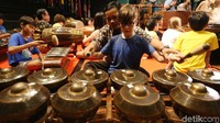 Selain bermain wayang, mereka juga diperkenalkan dengan alat musik gamelan. Duh, senangnya anak-anak ini mengenal budaya Indonesia yang sangat kaya.