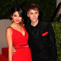 Hadiah Valentine klasik pernah diberikan Justin Bieber untuk Selena Gomez saat keduanya masih berpacaran pada 2011. Kala itu Justin mengirimkan sebuket bunga mawar, tulip dan aster seharga US $2,000 atau sekitar Rp 26 juta.  Foto: Getty Images