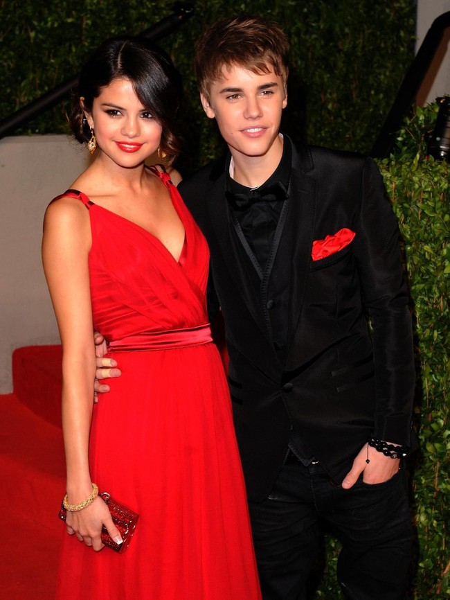 Hadiah Valentine klasik pernah diberikan Justin Bieber untuk Selena Gomez saat keduanya masih berpacaran pada 2011. Kala itu Justin mengirimkan sebuket bunga mawar, tulip dan aster seharga US $2,000 atau sekitar Rp 26 juta.  Foto: Getty Images