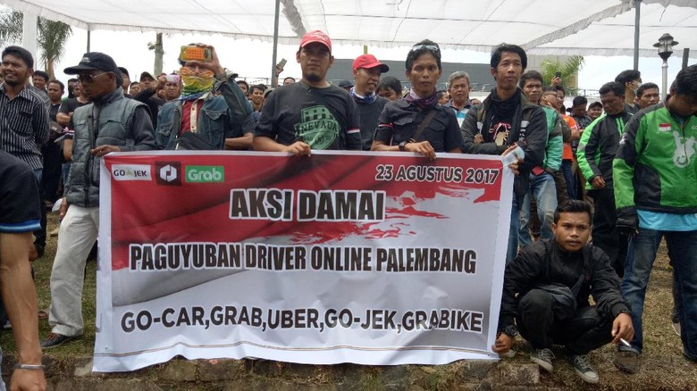 Taksi Online di Palembang  Tolak Stiker  Ukuran Jumbo