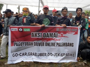 Taksi Online di Palembang Tolak Stiker Ukuran Jumbo