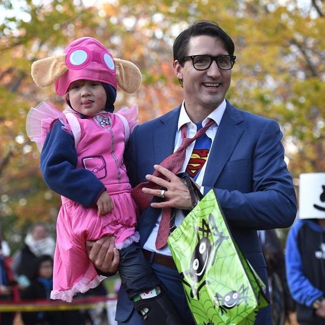 Layaknya Clark Kent, Justin Trudeau menata rambutnya dengan model slicked-back dan memakai kacamata berbingkai tebal. Foto: Dok. Instagram