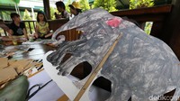 Seperti salah satu siswa ini yang telah menyelesaikan karyanya membuat wayang karakter fabel (dongeng binatang). Lucu kan?