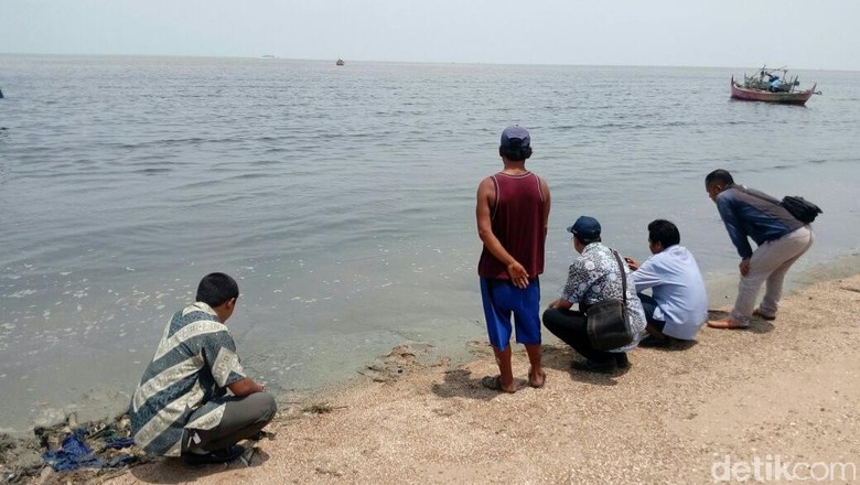 Pemkab Rembang Ambil Sampel Air Laut Hitam Di Pantai Wates