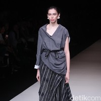 Koleksi terbaru dari Lulu Lutfi Labibi tetap bermain dengan lurik yang bertajuk Duka Luruh di Jakarta Fashion Week 2018, Senayan City, Jakarta, Selasa (24/10/2017). Foto: Mohammad Abduh/Wolipop