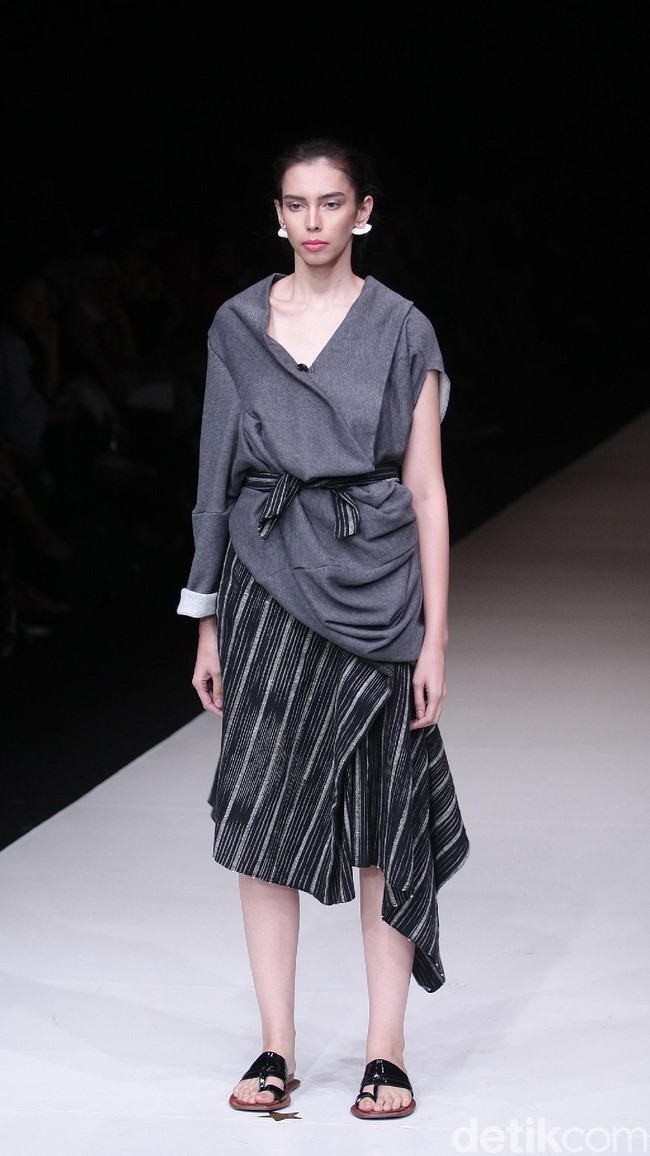 Koleksi terbaru dari Lulu Lutfi Labibi tetap bermain dengan lurik yang bertajuk Duka Luruh di Jakarta Fashion Week 2018, Senayan City, Jakarta, Selasa (24/10/2017). Foto: Mohammad Abduh/Wolipop