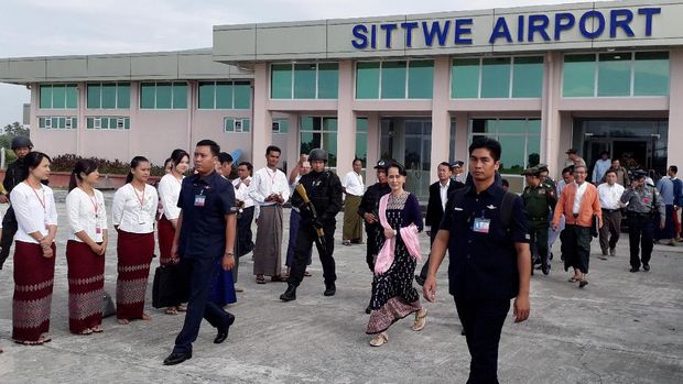 Suu Kyi saat berkunjung ke Rakhine