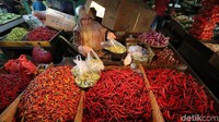 Seorang pedagang cabai menggelar dagangannya di Pasar Senen, Jakarta, Kamis (2/11/2017).