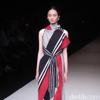 Koleksi terbaru dari Lulu Lutfi Labibi tetap bermain dengan lurik yang bertajuk Duka Luruh di Jakarta Fashion Week 2018, Senayan City, Jakarta, Selasa (24/10/2017). Foto: Mohammad Abduh/Wolipop